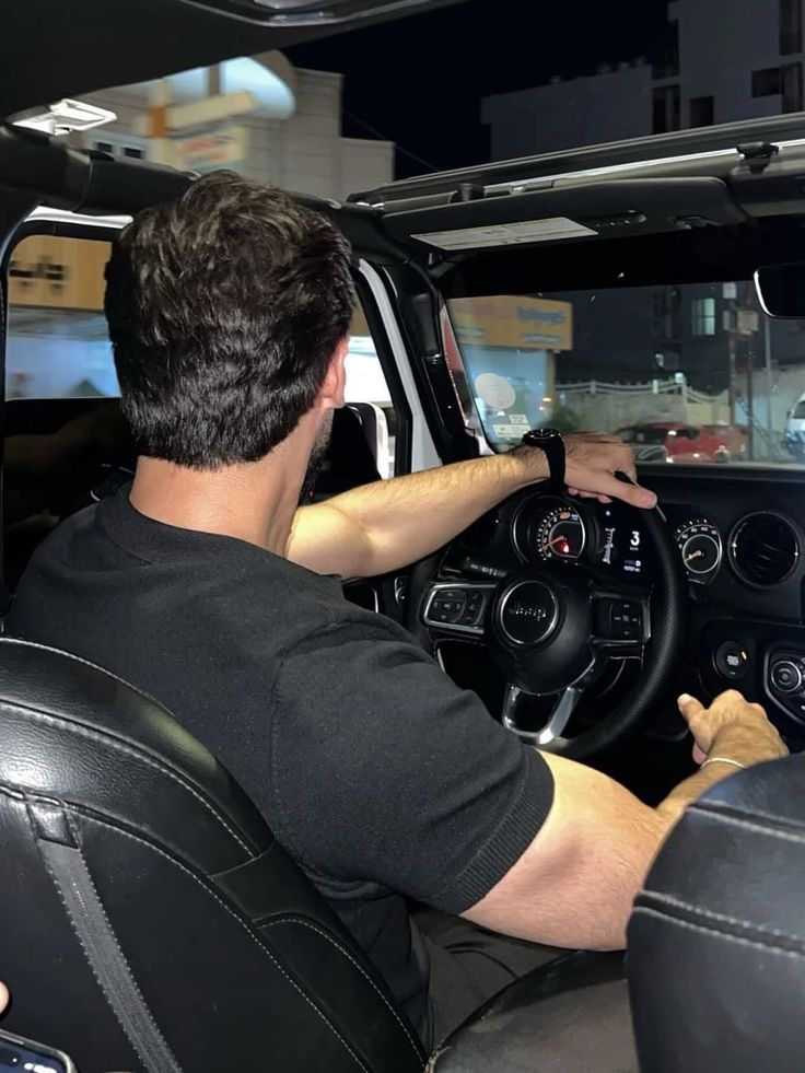 <em>Apolo Llados </em><strong>✓</strong>